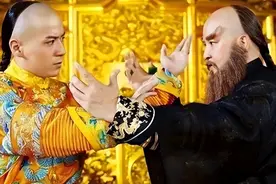 鳌拜在行刑前求见康熙，撕开衣服后，康熙含泪免其死罪，为什么？图片