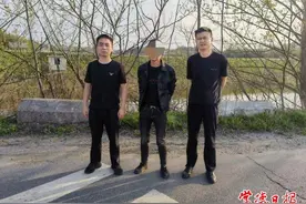 男子偷摩托后逃窜 民警快速出击擒贼图片