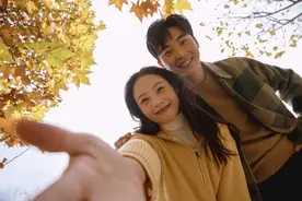 丈夫出差回家，刚抱住40岁妻子，客厅鹦鹉说话了，丈夫瞬间不淡定图片