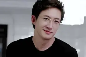 和蒋欣相恋多年，他转身娶了小四岁娇妻，如今妻子和他红透半边天图片