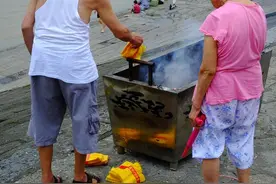 七月十五中元节什么时候烧纸最佳？是早点好还是晚好？图片