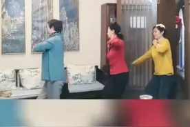 奶奶们聚会重现60年前舞姿一如往昔图片