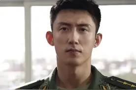他从火光中走来：一脸苦相却要演“国民妖精”，谁的审美出了问题图片