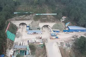 渝武高速复线中梁山隧道全线贯通图片