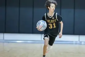 孙俪看儿子打篮球，12岁等等烫了羊毛卷，又高又瘦像日系美少年图片