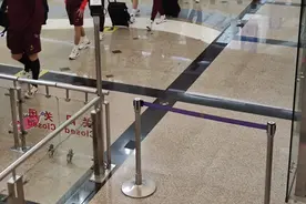 大批球迷接机国足扑空！国脚从其他通道离开，张玉宁、李磊坐轮椅落地，球队今晚就开练图片