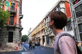 致敬122年的巴公房子，俄罗斯记者画了一只标志性的小熊图片