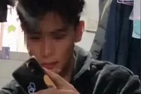 武汉大学生因室友电瓶燃爆致烧伤，父亲最新发声：他照镜子会哭，后续治疗还需数百万图片