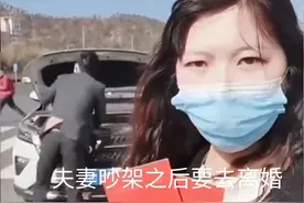 夫妻去离婚路上车坏六次，丈夫埋头修车，妻子：看破不说破图片