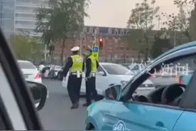 天津俩交警街头互殴事件后续：疑知情人曝露原因,交警大队回应了图片