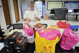 港珠澳大桥海关查获一起澳门单牌车违规携带花胶及洋酒进境案，截获22公斤花胶和5瓶洋酒图片
