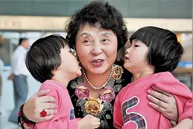 15年前，60岁老太冒死生下双胞胎，丈夫已离世，她和孩子如今怎样图片