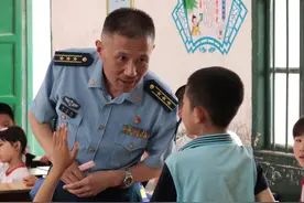 乡村小学来了一位“老战士爷爷”，现场和孩子们比俯卧撑图片