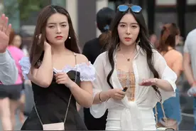 街拍闺蜜穿搭112期：会穿短裙的找个黑白搭子图片
