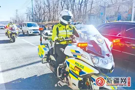 乌鲁木齐：祭扫路上，他们全力保畅通图片