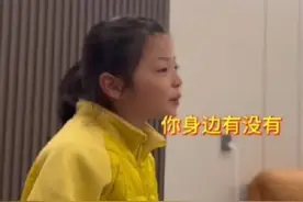 女孩数学考了94分 把好消息告诉爸爸，“你们班有考98分的吗”，女孩回怼：你身边有赚100万的吗图片