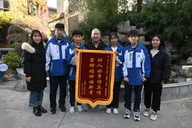 陕西西安：四名中学生救助受伤老人不留名 原来他们是这所学校的学生图片