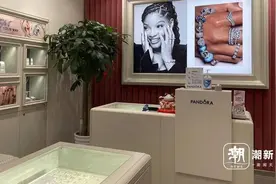 女子用能买大金条的钱买了潘多拉后悔不已图片