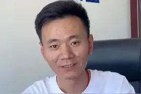 小伙认亲成功，网友却“担心”：楼上住得下吗？图片