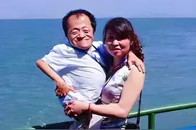 美女工程师不顾一切嫁70厘米侏儒男，如今22年过去了，她后悔了吗图片