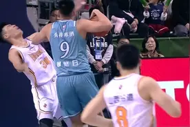 火爆！广东旧将肘打36岁山西老将，吃违体犯规，保持硬汉本色图片