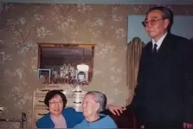 1988年，于凤至在美国别墅里的留影，她91岁，满头白发，一脸憔悴图片