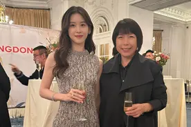 被90后章泽天美到了！穿亮片裙闪耀晚宴，小蛮腰是张宇的一半好瘦图片