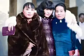 1930年，于凤至穿着貂皮搂着宋氏两姐妹合影，风光无限，气场强大图片