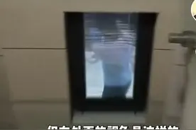 女子厕所装百叶窗失策，被楼上阿姨提醒后崩溃，用了3年浑然不知图片