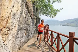 一场场马拉松 奔跑中去看看世界图片