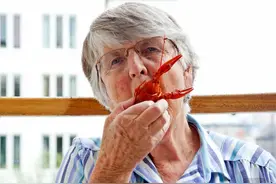 再好吃也要忍着:4种食物冠心病患者最好少吃,否则或加速血栓形成图片