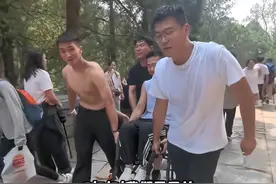 真感情，真兄弟 几名小伙抬着坐轮椅的朋友爬泰山，网友评论太好笑图片