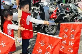 成长新体验，萌娃们化身“小交警”上岗啦图片