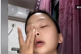 男友哭求，未婚先孕决定生下双胞胎，男方父母只给一万图片