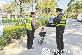 厦门：两岁娃骑平衡车闯入机动车道 路过的高速交警变身“临时宝爸”图片