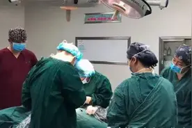 广西柳州一女子做阑尾炎切除手术被医生吮吸胸部，女子愤怒报警图片