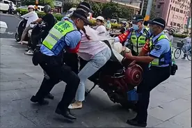 海口女子被交警强行拖下电动车事件后续：交警回应，网友热议图片