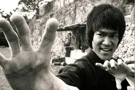 时隔49年后，李小龙的死因有了新发现，专家：他死前喝了大量的水图片