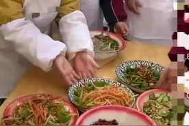 让娃烧火做饭的幼儿园火了，烙饼的萌娃引人关注，评论区炸锅图片