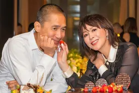 梁朝伟62岁庆生现场曝光，罕拍全家福，刘嘉玲与婆婆同框秒变乖巧图片