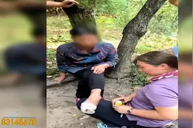 老太双目失明，好姐妹牵着爬山！结果......图片