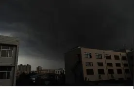 郑州狂风大作，天空已“黑”！河南发布预警，多地8-9级雷暴大风，局地有冰雹图片