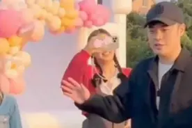 陈赫要有三胎了，张子萱身穿孕妇裤还以手托腹，孕味十足。图片