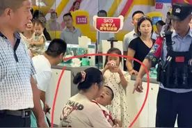 一女子砸金店后续来了，孩子已找到，警察叔叔也来了，麻烦也来了图片