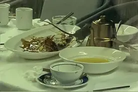 南京德基桂满陇老鼠爬上餐桌吃剩菜，市场监管部门将展开调查图片