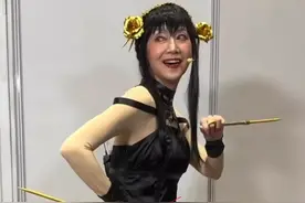71岁女港星漫展玩cosplay，身材依然火辣，竟是孔子后人图片