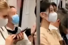重庆一女子的地铁照片火了，惊艳网友， 网友：也太漂亮了吧！图片