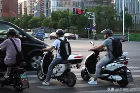 电动车两大好消息：政协委员质疑新国标，人民日报聚焦禁摩令图片