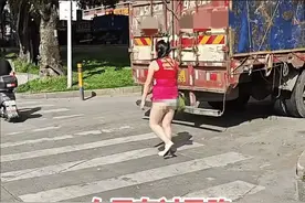 尴尬瞬间！深圳女子街头仅穿上衣，裤子拖鞋皆忘图片