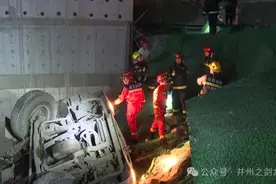 突发！一工地内 水泥罐车栽入坑中 消防员紧急救援图片